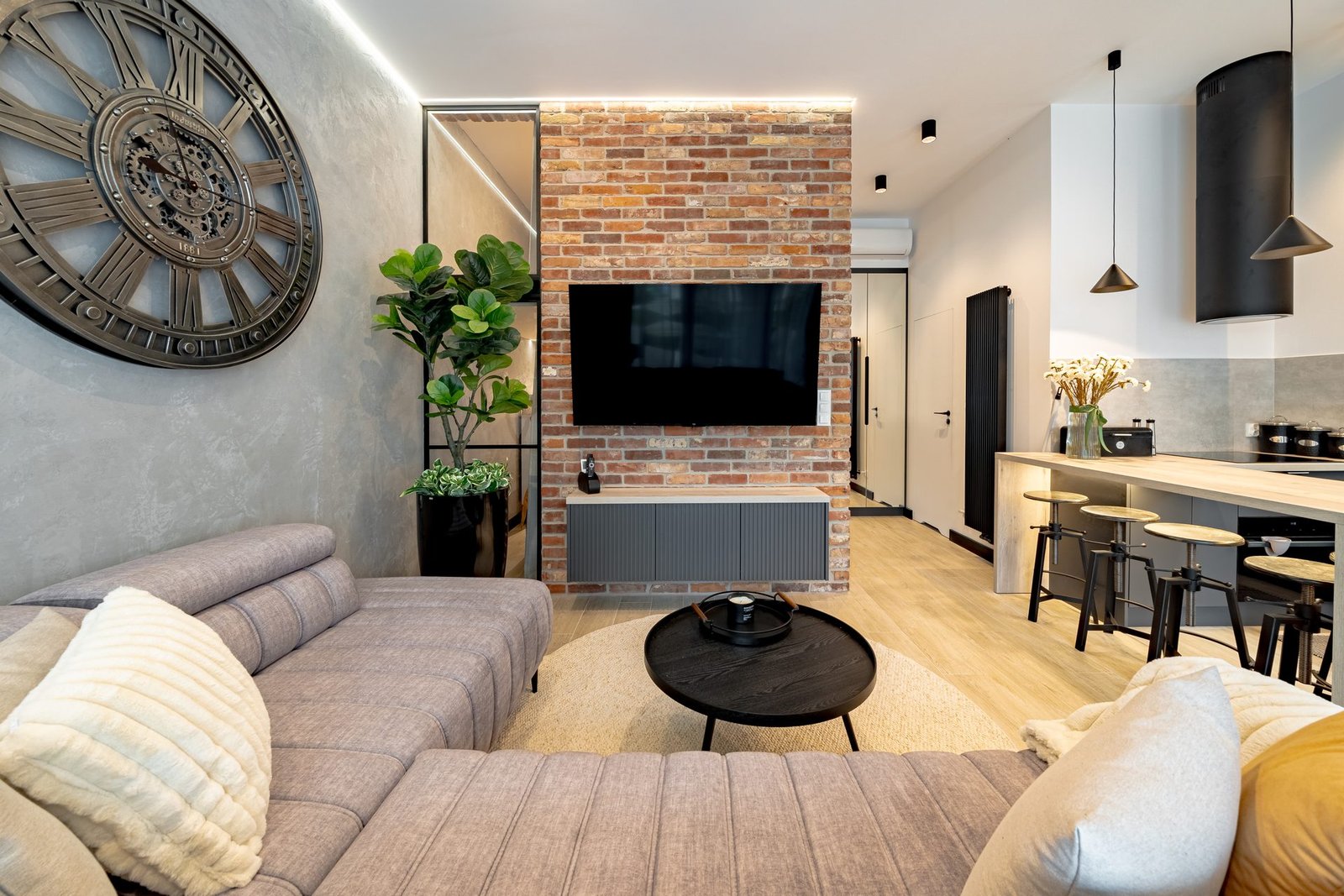 Sypialnia apartamentu The Baltic Sky za szklaną ścianą działową