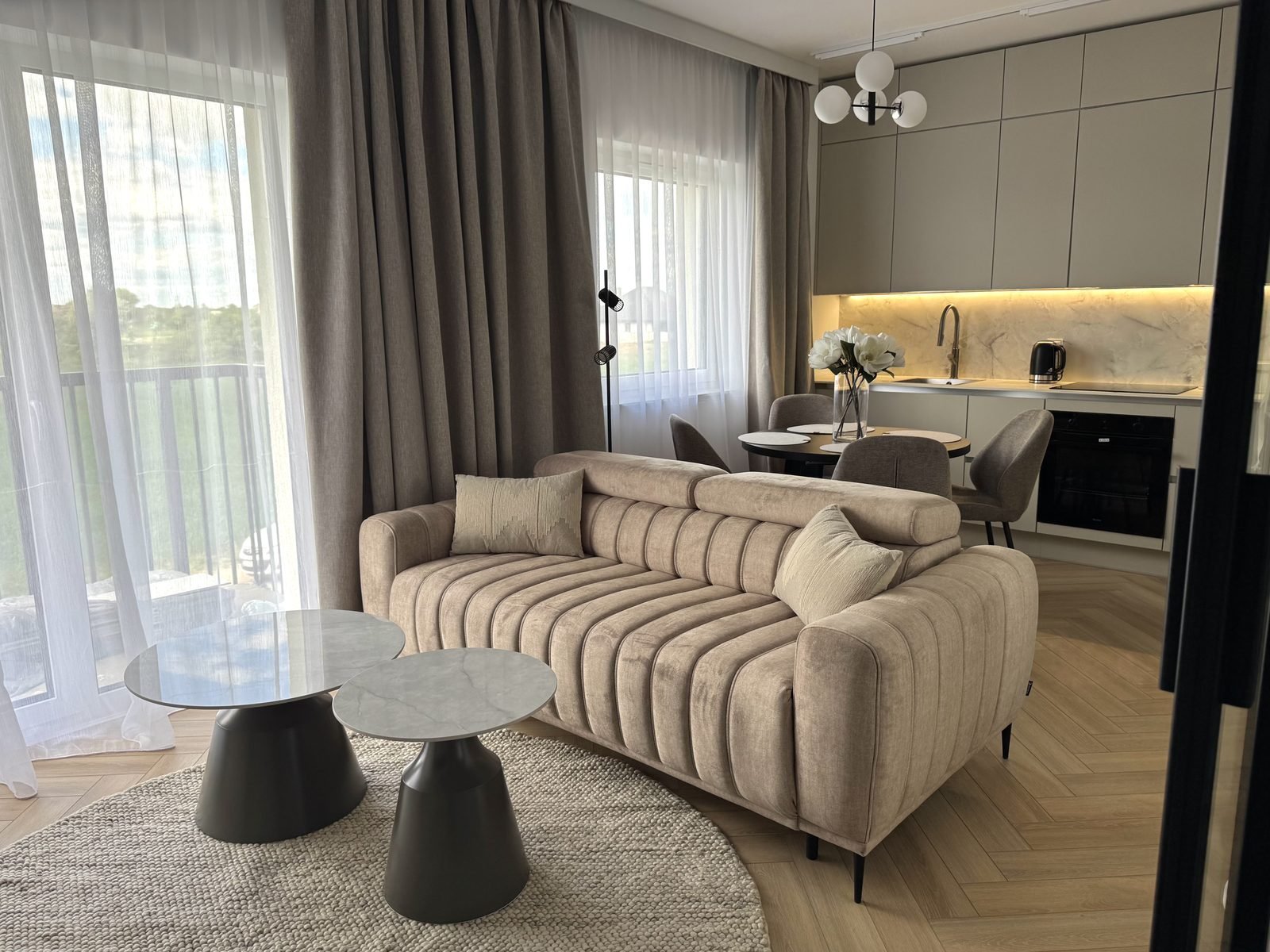 Kawalerka po metamorfozie — salon z aneksem